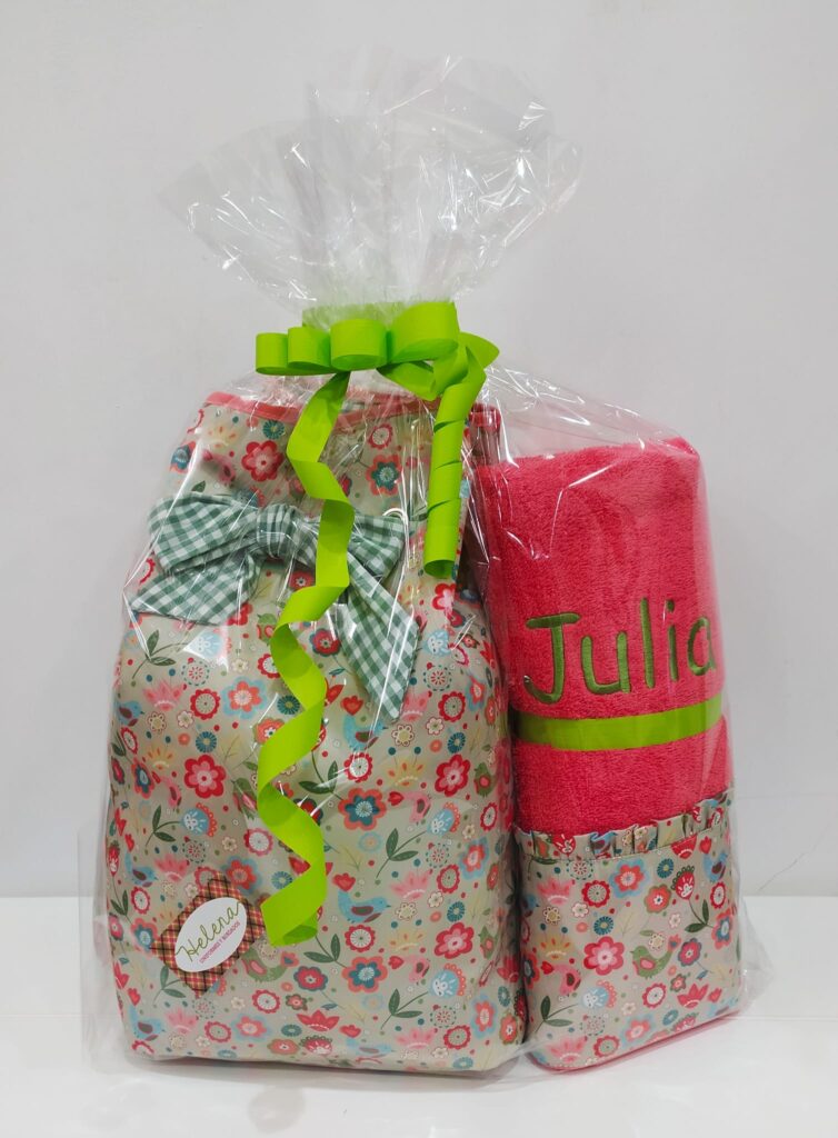 Regalo de toalla rosa con letras verdes bordadas y mochila con flores 